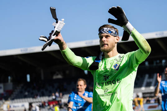Halmstads målvakt Tim Rönning jublar