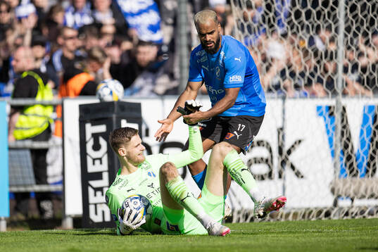 Halmstads målvakt Tim Rönning och Phil Ofosu-Ayeh