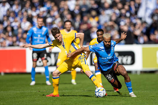 IFK Göteborgs Gustaf Norlin och Halmstads Phil Ofosu-Ayeh