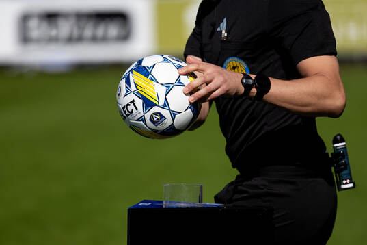Domaren plockar matchbollen