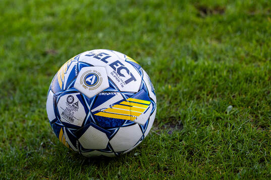 En fotboll med allsvenskan 100 år