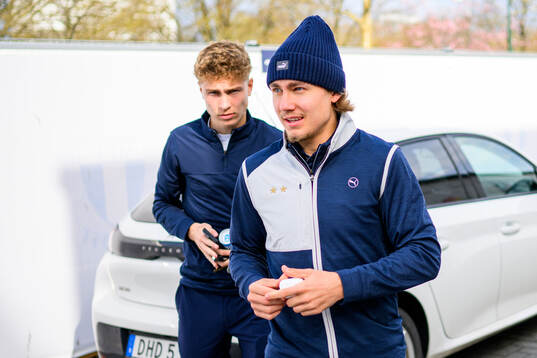 Malmö FFs Hugo Bolin och Sebastian Nanasi  ankommer till