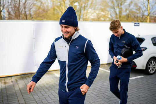 Malmö FFs Hugo Bolin och Sebastian Nanasi  ankommer till