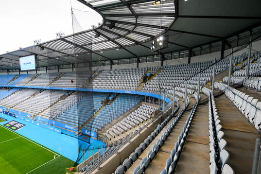 Nät framför nybyggda bortasektionen