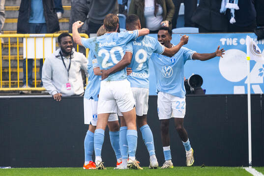 Malmö FFs Isaac Kiese Thelin jublar med lagkamrater