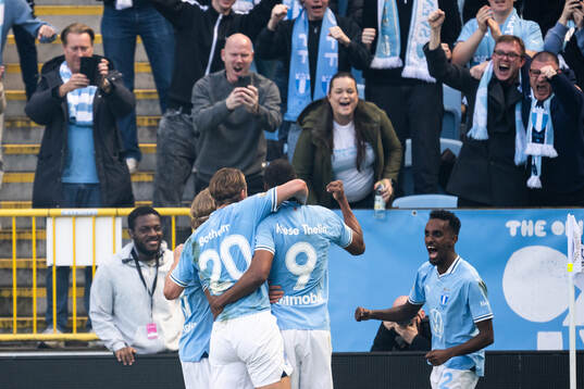 Malmö FFs Isaac Kiese Thelin jublar med lagkamrater