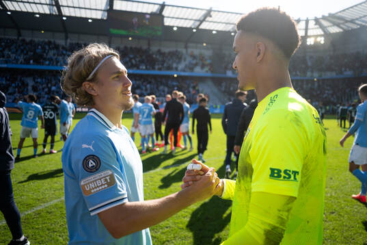 Malmö FFs Sebastian Nanasi och Hammarbys målvakt Oliver