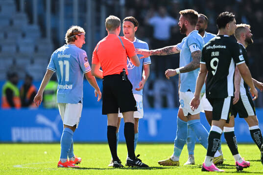Malmö FFs Erik Botheim och Domare Adam Ladebäck