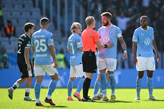Malmö FFs Pontus Jansson och Domare Adam Ladebäck