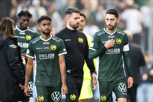 Hammarbys Tesfaldet Tekie och Nahir Besara deppar