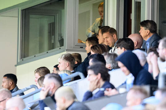 Malmö FFs  Anton Tinnerholm på läktaren