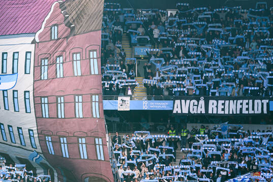 Malmö FFs supportrar med en banderoll med texten Avgå