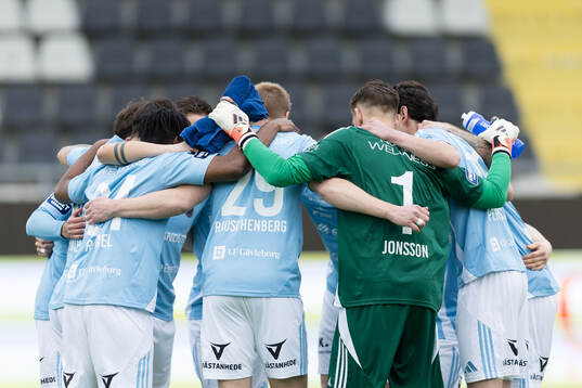 Gefles Spelare samlade innan fotbollsmatchen i Superettan
