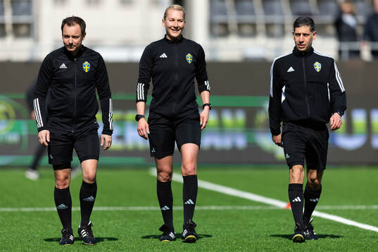 Assisterande domare Anders Böwing, domare Tess Olofsson