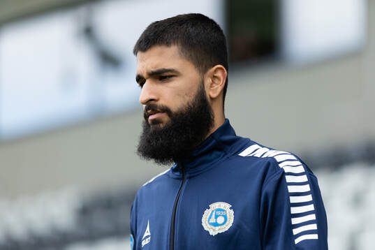 Utsiktens Suleman Zurmati innan fotbollsmatchen i
