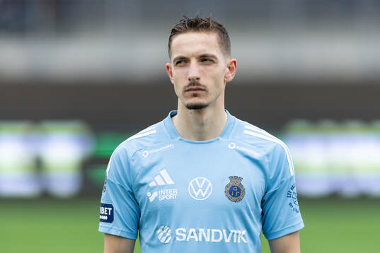 Gefles Lukas Browning Lagerfeldt innan fotbollsmatchen i