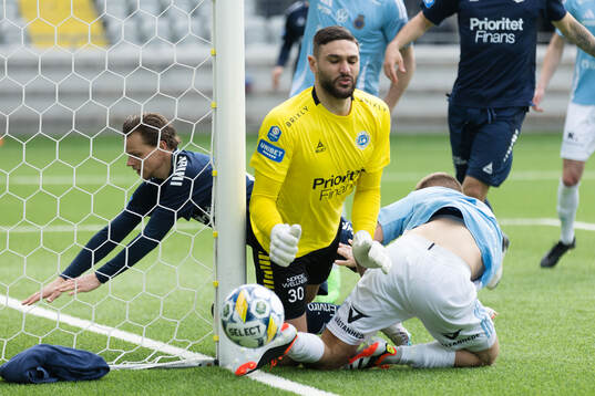 Utsiktens målvakt Elias Hadaya och Gefles Jesper Merbom