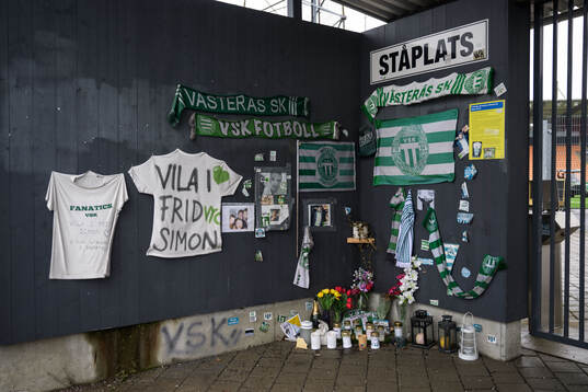 En minnesplats för en bortgången supporter till