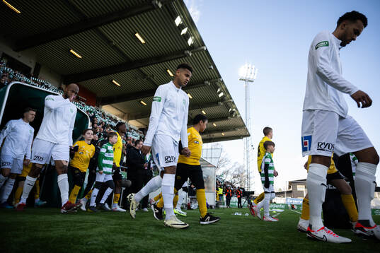 Västerås och Elfsborgs spelare gör entré