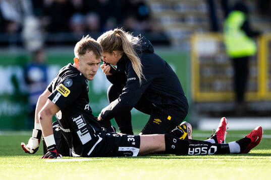 Elfsborgs målvakt Marcus Bundgaard Sörensen får vård