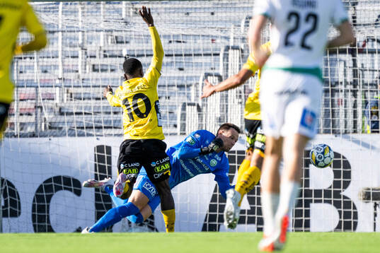 Elfsborgs Michael Baidoo och Västerås målvakt Anton