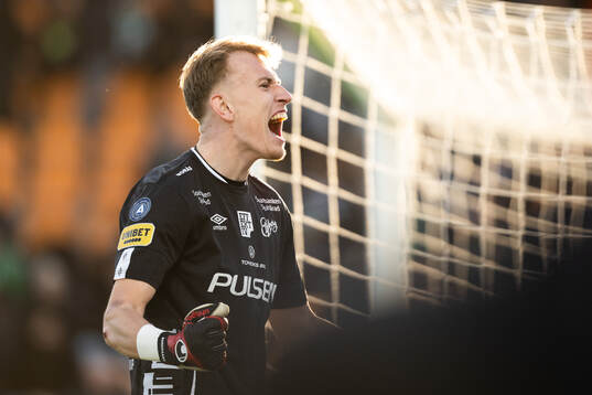 Elfsborgs målvakt Marcus Bundgaard Sörensen jublar