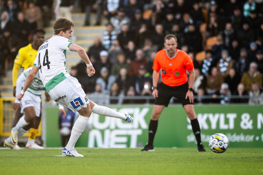 Västerås Max Larsson skjuter en straff och missar