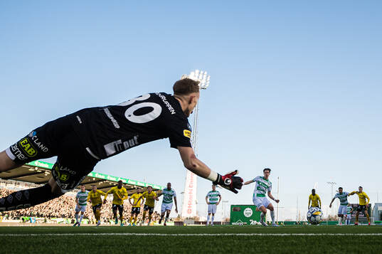 Elfsborgs målvakt Marcus Bundgaard Sörensen räddar en