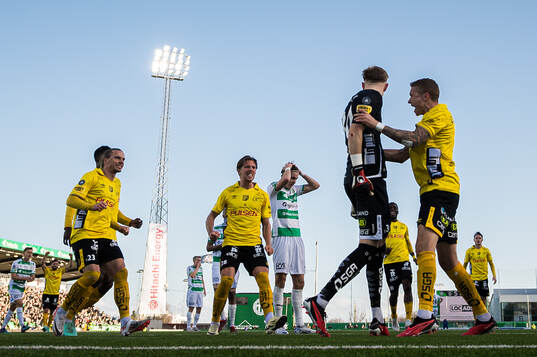 Elfsborgs målvakt Marcus Bundgaard Sörensen jublar med