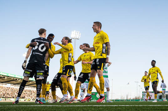 Elfsborgs målvakt Marcus Bundgaard Sörensen jublar med