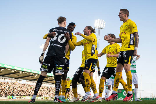 Elfsborgs målvakt Marcus Bundgaard Sörensen jublar med