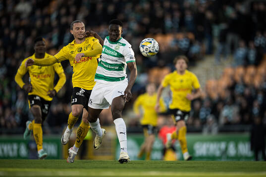 Elfsborgs Niklas Hult och Västerås Ibrahim Yalatif Diabate