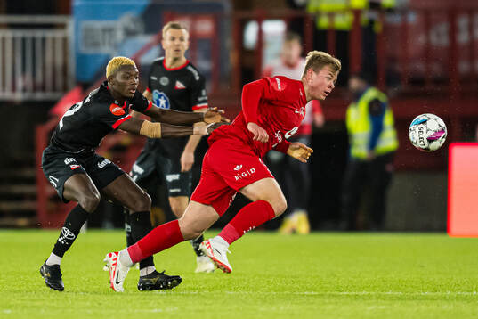 Maxwell Woledzi of Fredrikstad and Aune Heggebø of Brann