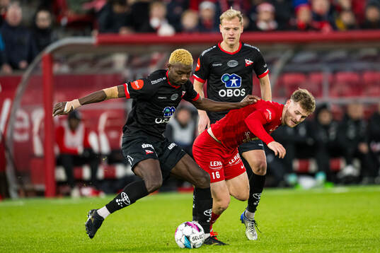 Maxwell Woledzi of Fredrikstad and Ole Didrik Blomberg of