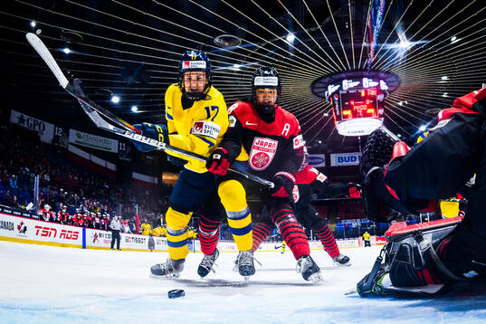 Sofie Lundin of Sweden and Akane Hosoyamada of Japan