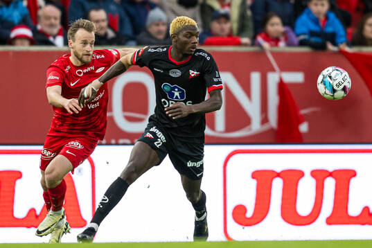 Bård Finne of Brann and Maxwell Woledzi of Fredrikstad