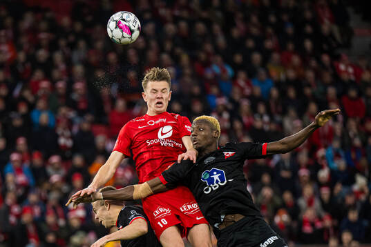Emil Kornvig of Brann and Maxwell Woledzi of Fredrikstad