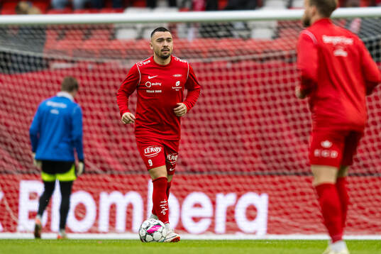 Niklas Castro of Brann warms up