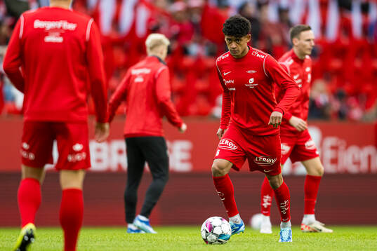 Japhet Sery Larsen of Brann warms up