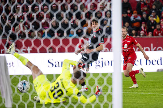 Bård Finne of Brann missing a chance to score