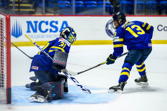Goaltender Emma Söderberg and Wilma Sundin of Sweden