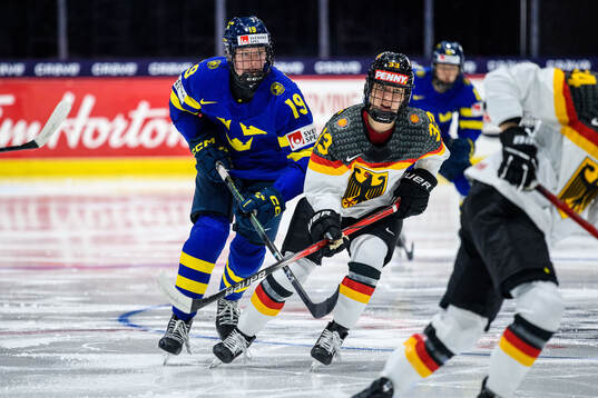 Sara Hjalmarsson of Sweden and Lilli Welcke of Germany