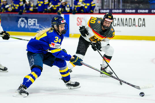 Mira Hallin of Sweden and Daria Gleissner of Germany
