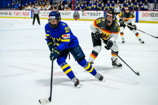 Lova Blom of Sweden and Daria Gleissner of Germany