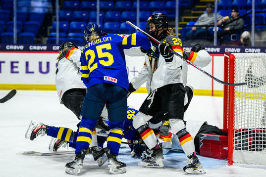 Lina Ljungblom of Sweden and Laura Kluge of Germany