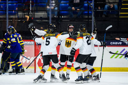 Franziska Feldmeier celebrates with teammates