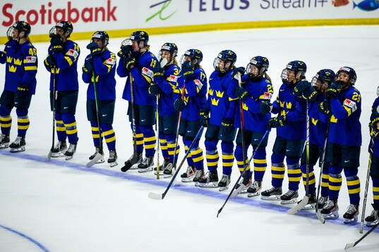 Players of Sweden look dejected