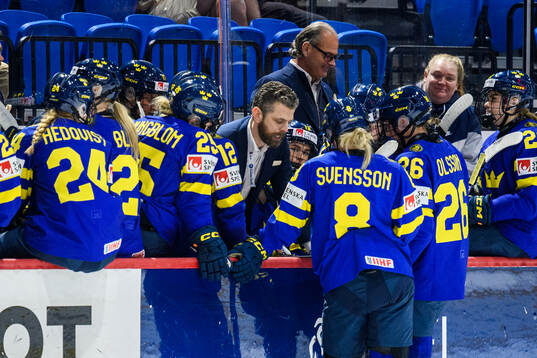 Head coach Ulf Lundberg and players of Sweden at a time-out