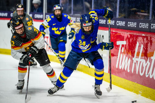 Lilli Welcke of Germany and Mira Hallin of Sweden