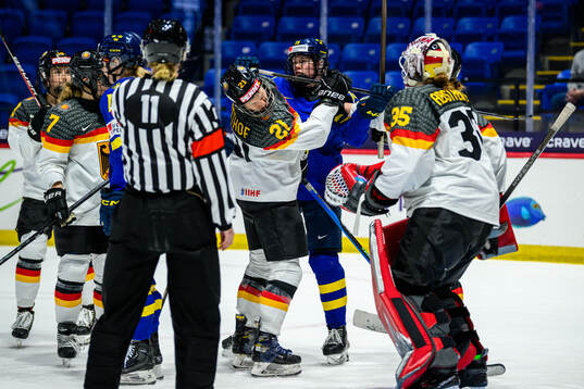 Tabea Botthof of Germany and Sara Hjalmarsson of Sweden
